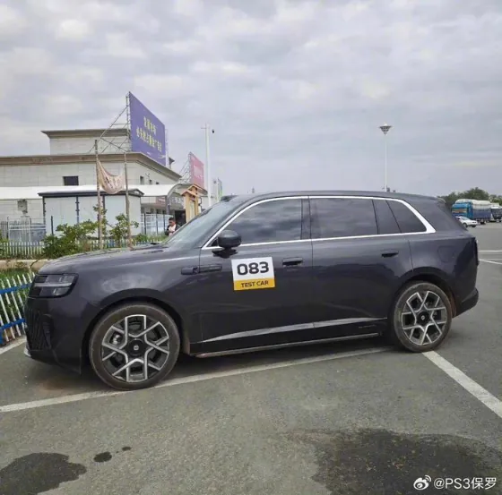 从设计语言看，N90与N70共享同一套家族化风格，但在体量和功能定位上明显区隔。车头采用封闭式前脸搭配横向延展的灯组布局，视觉重心较低；侧面线条偏厚重，D柱倾角与车顶线条兼顾后排空间与整体流畅感；尾部…