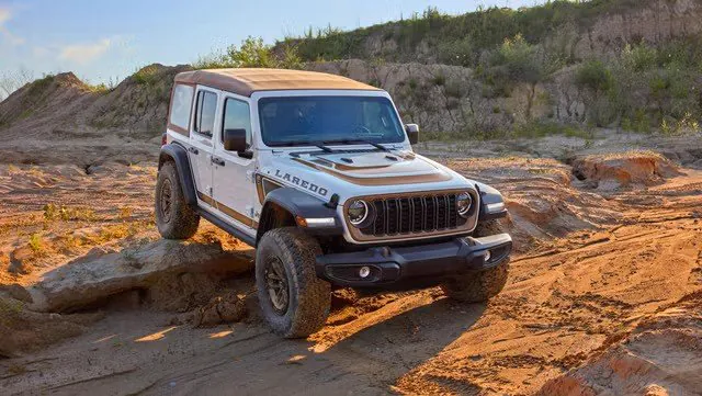 Laredo车名最早于20世纪80年代初出现在Jeep CJ-5上，定位为偏向豪华质感的高配版本；1987年牧马人（Wrangler…
