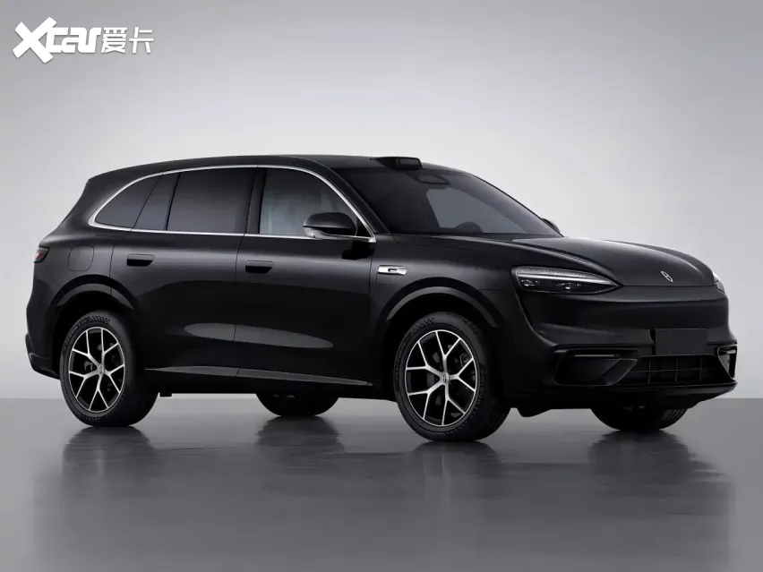 从申报信息看，新增车型在外观与车身尺寸上与现款在售增程版保持一致，长宽高为4960/1985/1736mm，轴距2950mm，定位中大型五座SUV。配置层面，新车提供20英寸与21英寸两种轮圈选装，并…