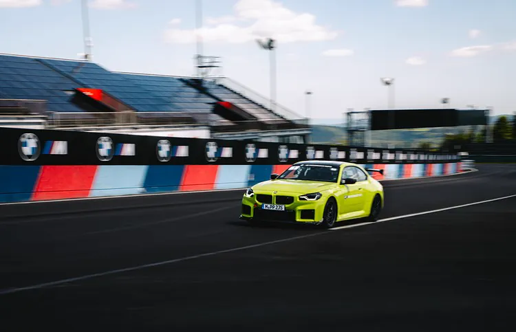 据宝马官方公布的信息，M Performance赛道套件是一套面向赛道日（Trackday）用户、同时保留道路合法认证的综合升级包，由宝马M部门与M Performance…