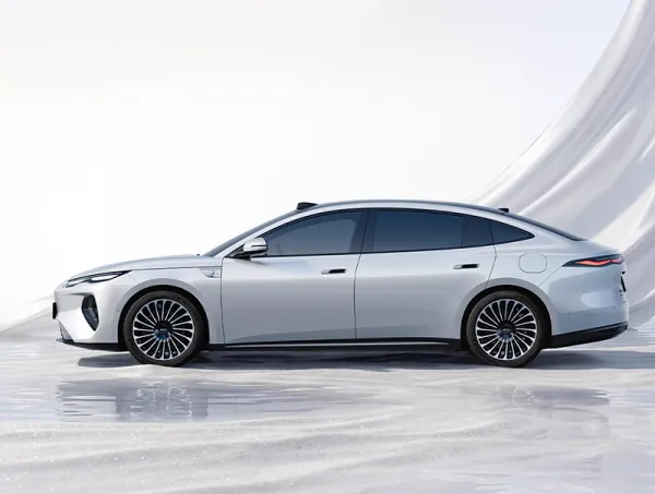纯电版同样3款：EV 775km尊贵型19.69万元、EV 905km旗舰型21.69万元、EV…