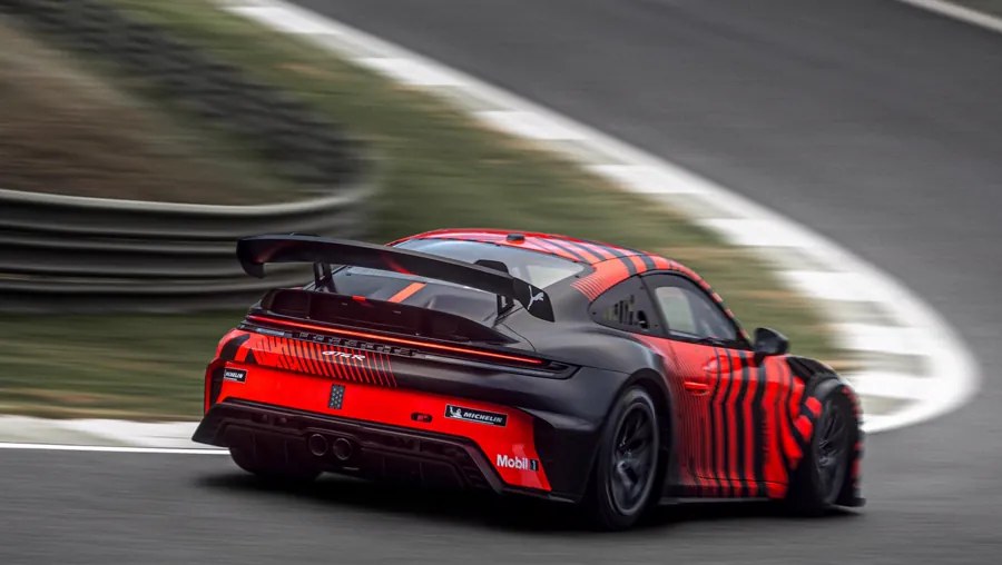 赛道化配置层面，911 GT4 R针对GT4组别规则完成了全方位适配：底盘部分搭载双向可调竞技减震器，原厂提供三种不同刚度弹簧系数可选，车队可根据赛道特性、车手驾驶风格灵活调校；车轮宽度相比911…