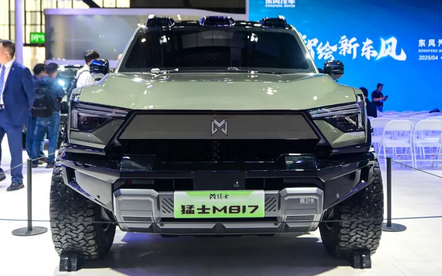 动力与续航方面，新车提供1.5T、2.0T两种插电混动系统可选，其中2.0T版本系统综合功率最高可达715kW，轮边扭矩13685N·m，官方标称161km/h高速行驶状态下无动力衰减。顶配Ultra…
