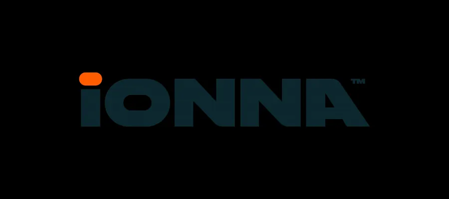 IONNA是由包括宝马在内的全球七家车企于2023年联合成立的充电合资企业，目前已在美国全境部署超过1000个快充泊位，站点配备最高400kW直流快充桩，同时支持NACS和CCS充电接口，可覆盖当前所…